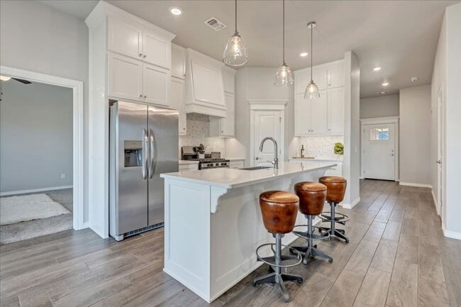 Foto del edificio - Nearly New Yukon Schools