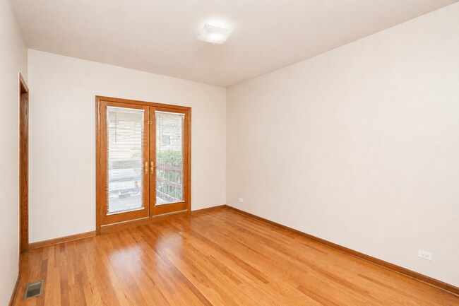 Foto del edificio - 3240 N Racine Ave