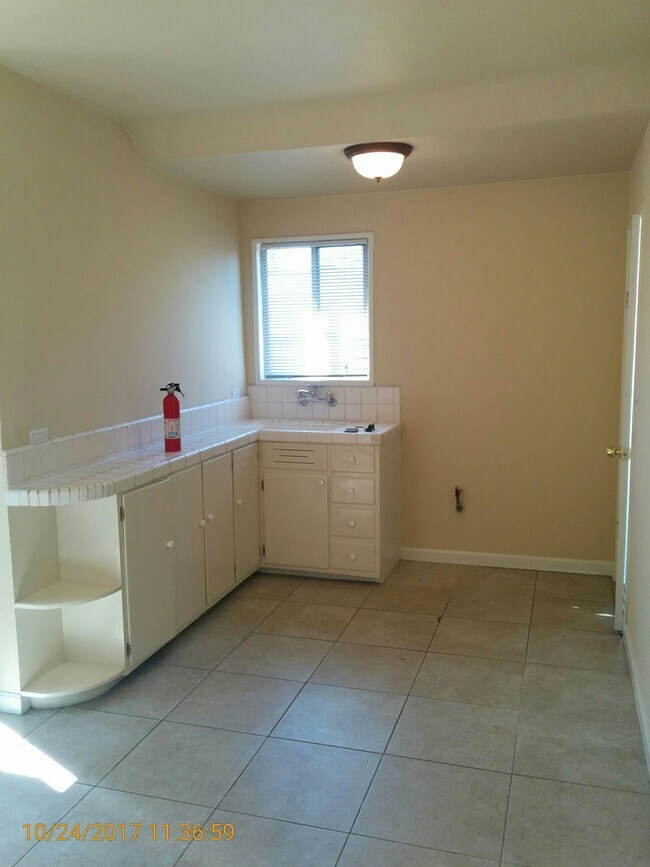 Foto del edificio - 624 W Beach Ave