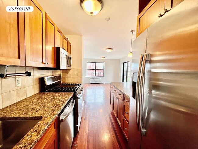 Building Photo - 93 Rapelye St