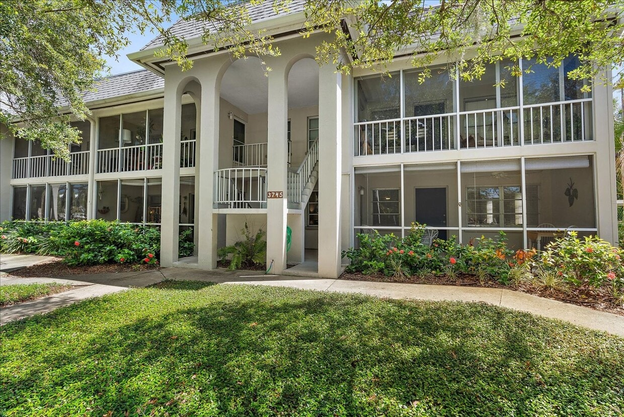 Foto principal - Beautifully updated 2 bed/2 bath located c...