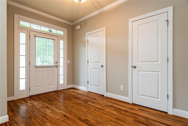Building Photo - 2210 Parkview Ln NW