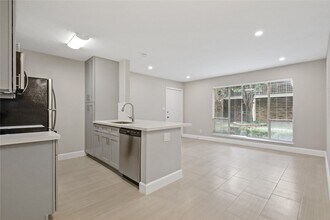 Building Photo - 2201 Fountain View Dr