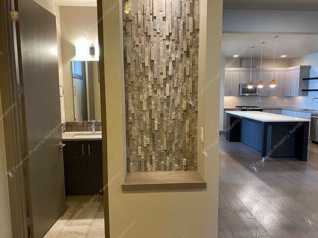 Foto del edificio - Designer-Finished Townhome Near COCC & NWX