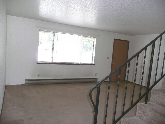 Building Photo - 2 Bedroom 1 1/2 Bath Townhouse Near Bethel...