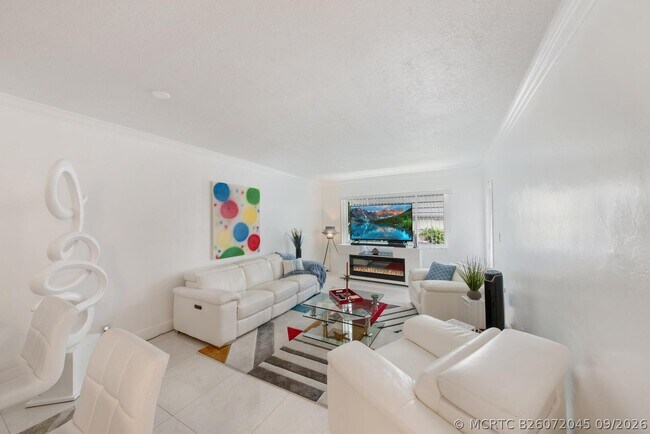 Building Photo - 2581 Garden Dr N