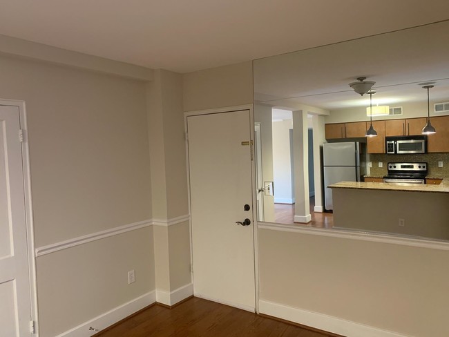 Building Photo - 2 br, 2 bath House - 2425 Vail Avenue Apt A21