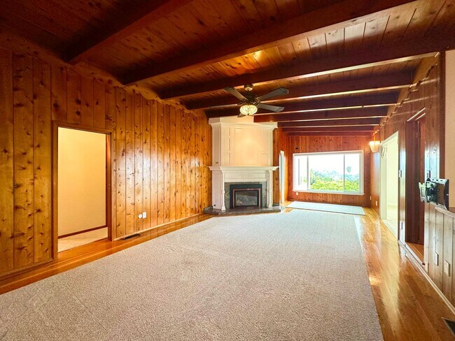 Building Photo - Gorgeous Ocean View Home
