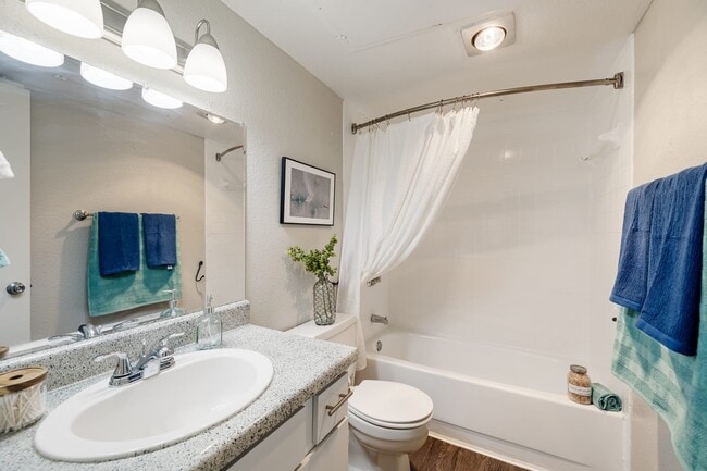 Building Photo - 8701 Town Park Dr