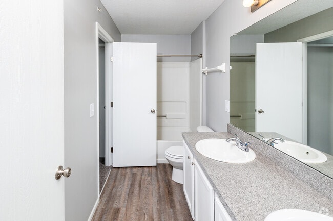 Bradford - Bathroom - Lakes at Woodmont