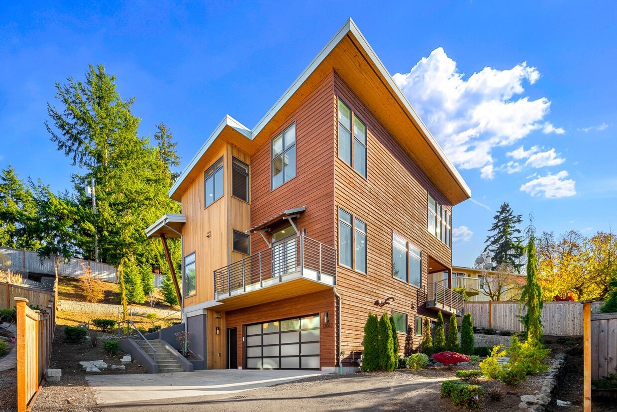 High End 4 Bedroom 4 Bath Newport House Rental in Bellevue