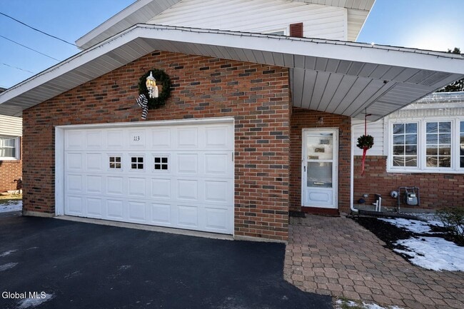 Foto del edificio - 113 Russell Rd