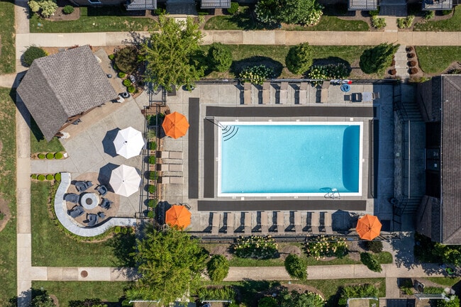 Piscina - Barrel Oaks Apartments