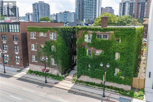 Photo du bâtiment - 285 King St W