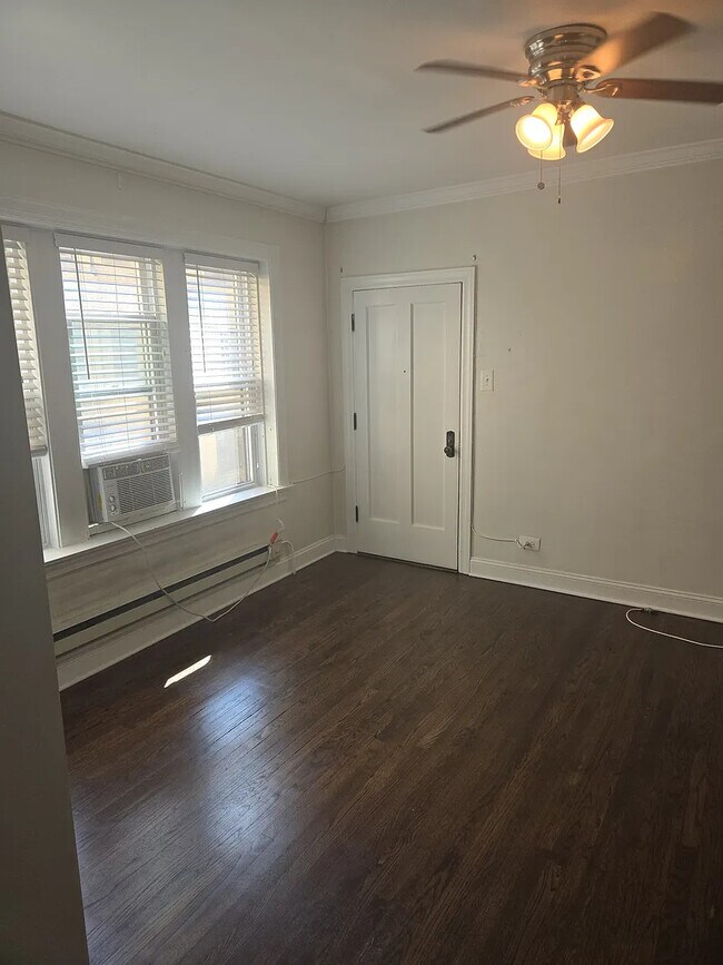 Foto del edificio - 3825 N Greenview Ave