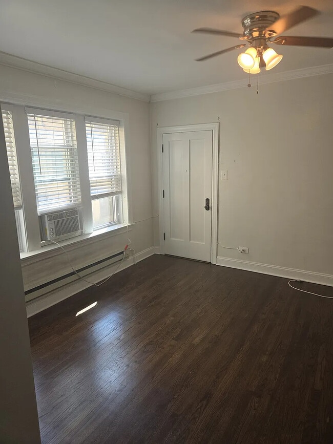 Building Photo - 3825 N Greenview Ave
