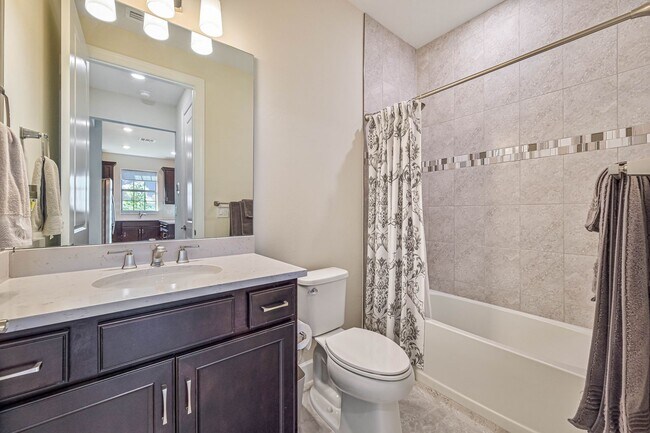 Foto del edificio - **Coach Home w/ Private Pool in Esplanade Lake Club **