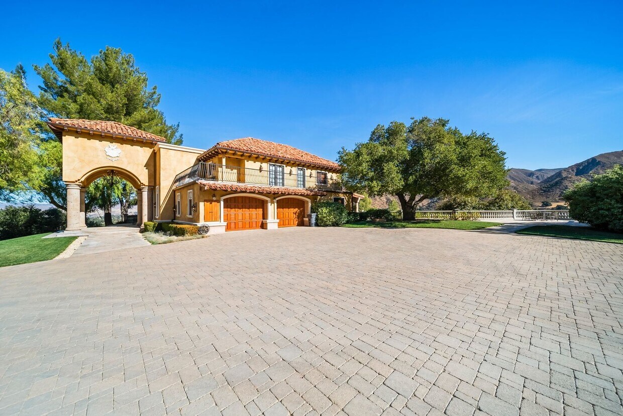 Primary Photo - Private 5 Bedroom Estate for Rent in Santa...