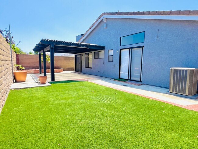Building Photo - 4 bedroom home for lease