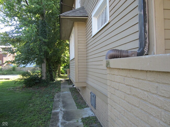 Building Photo - 3211 N Park Ave