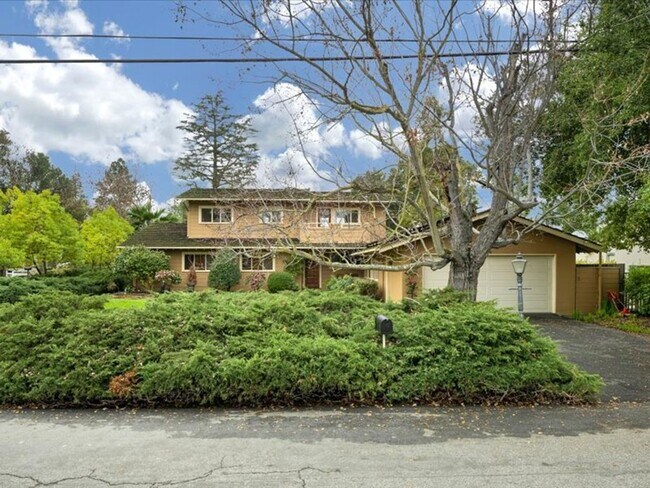 Building Photo - Charming Two-Story Home with Amazing Views...