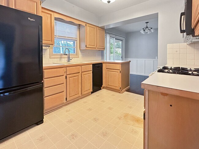 Foto del edificio - 3 Bed 1.5 Bath - Single Family Home - 2 St...