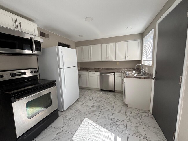 Building Photo - 859 Oakland Park Ave