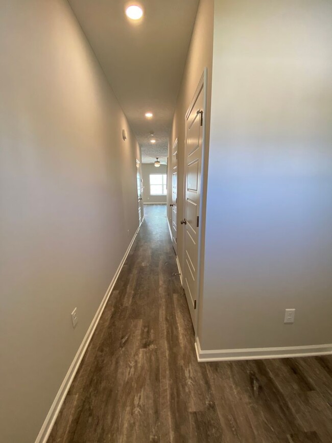 Building Photo - * MOVE IN SPECIAL* Luxury Townhome! 3 BR, ...