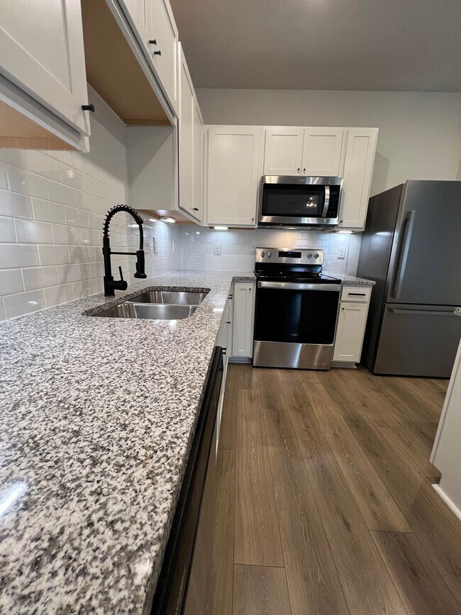 Building Photo - 3 bedroom, 2.5 Bath, 2 story Townhome in C...