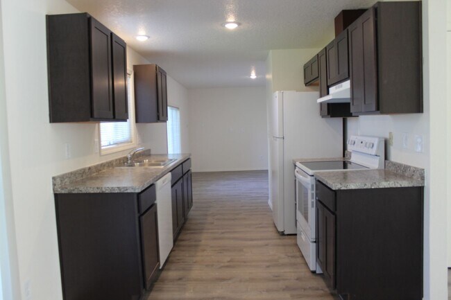 Foto del edificio - 4 BR, 2 1/2 BA home with fenced yard.