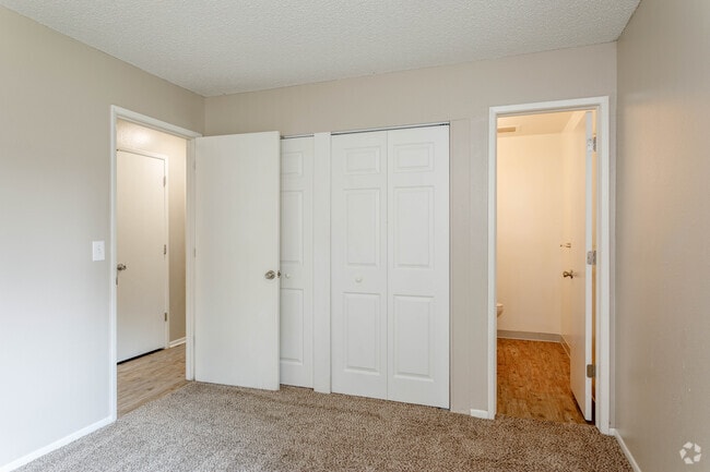 3BR, 1.5BA - 900SF - Waterview on the Parkway Apartments