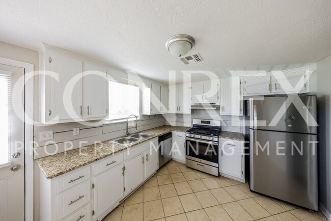 Building Photo - Charming 3 Bedroom