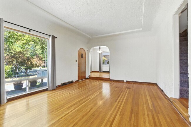 Building Photo - Gorgeous Brick Home Near Audubon Park