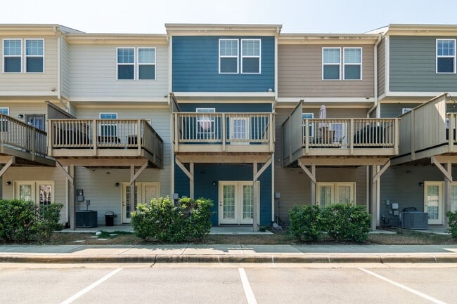 Building Photo - 2801 Wilshire Hill Dr