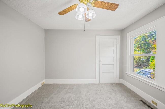 Building Photo - Charming Bungalow in Overlook neighborhood...