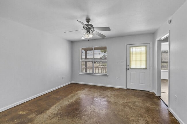 Building Photo - 2205 2nd St