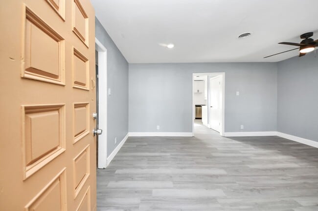 Building Photo - 5606 Elmlawn Dr