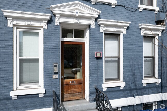 Entrada - 406 Grand St