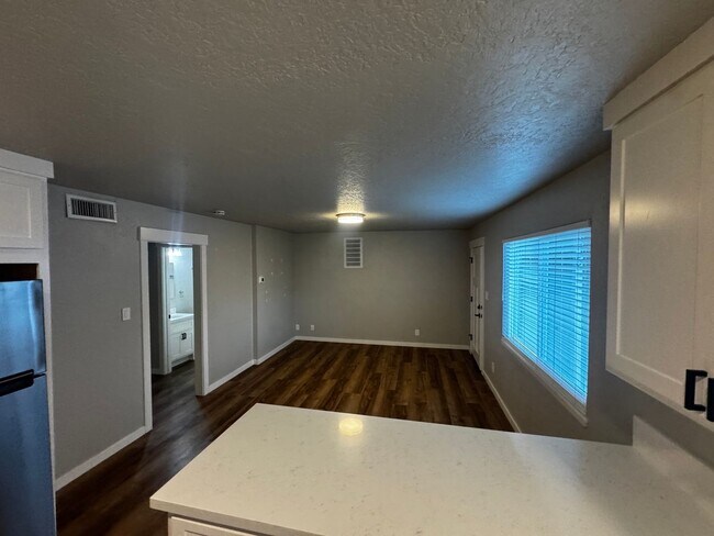 Foto del edificio - NICE DOWNSTAIRS UNIT WITH 2 BED 1 BATH IN GREAT LOCATION IN AUBUN!