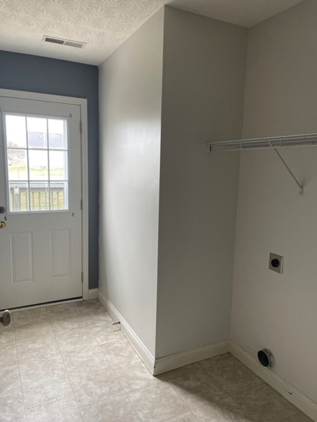 Building Photo - 3 Bed/2 Bath Home with 2 Car Garage