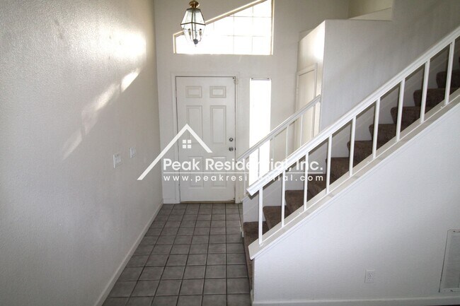 Foto del edificio - Spacious 3bd/2.5ba Home near Bell & Dry Creek Road