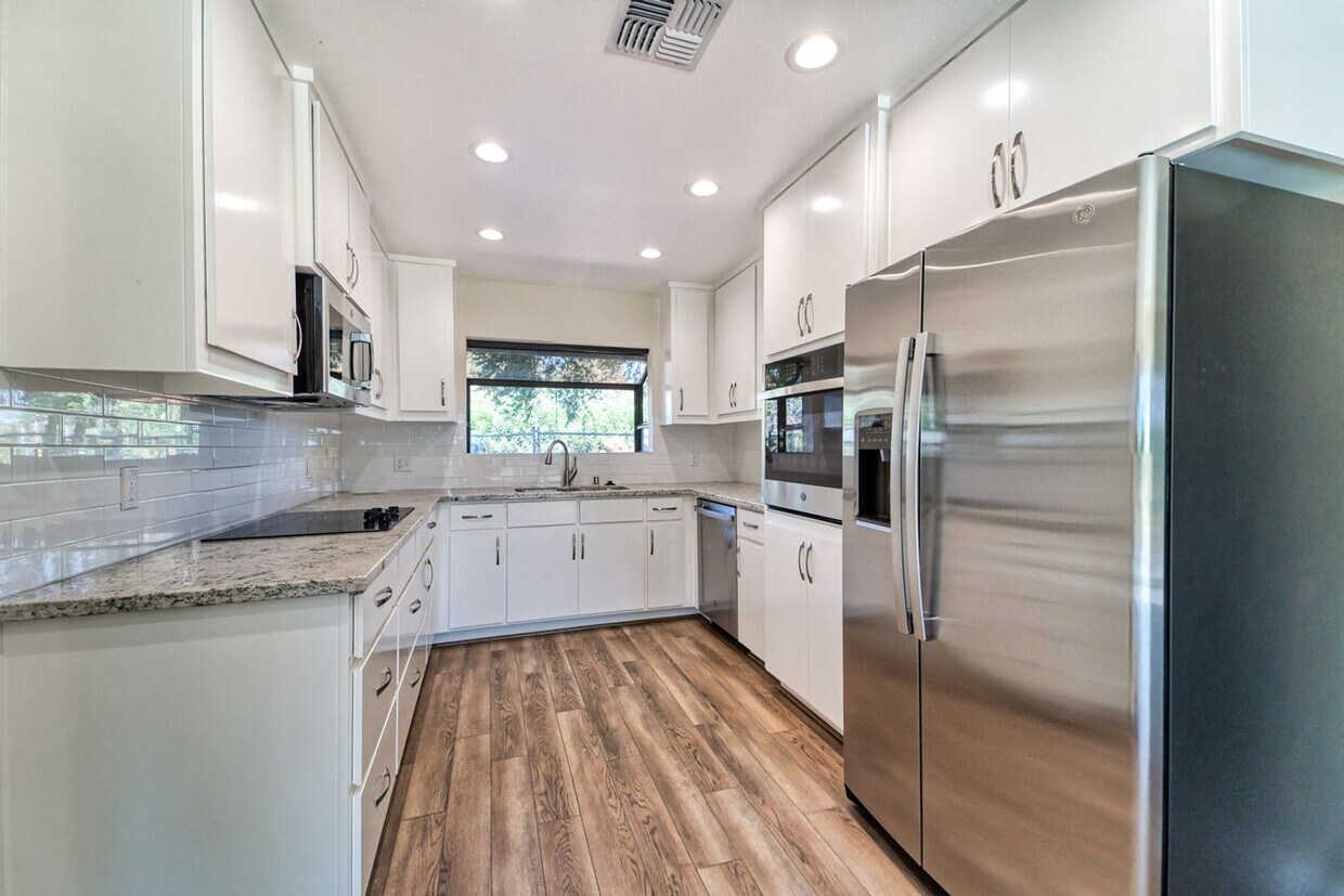 Foto principal - Spacious 4-Bedroom Home with Modern Amenit...