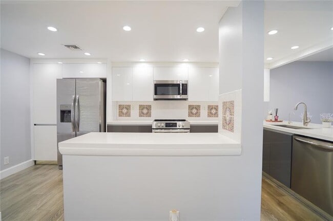 Building Photo - 7 Royal Palm Way