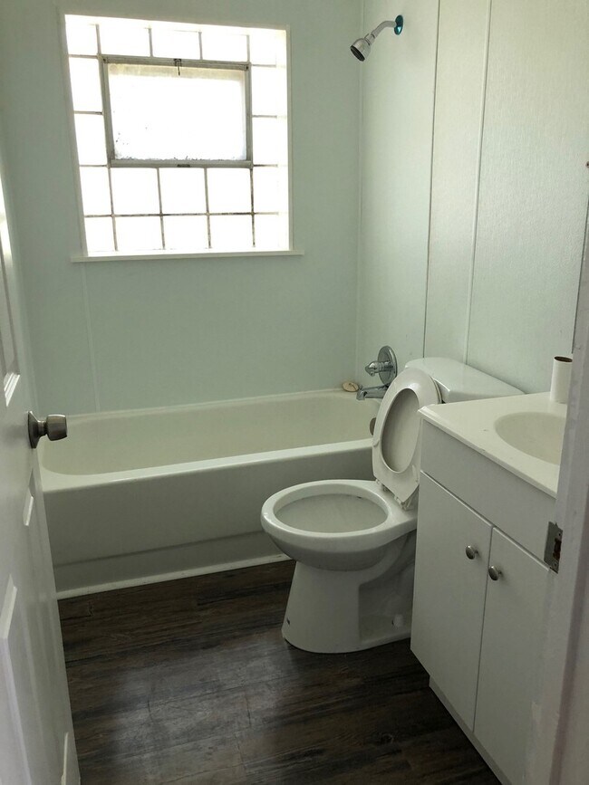 Foto del edificio - Beautiful Updated 2 Bedroom Home! A Must See!