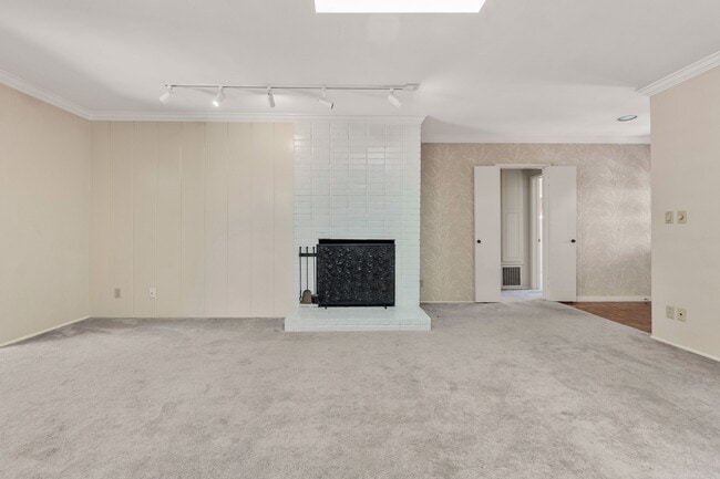 Building Photo - 4020 Vía Picaposte