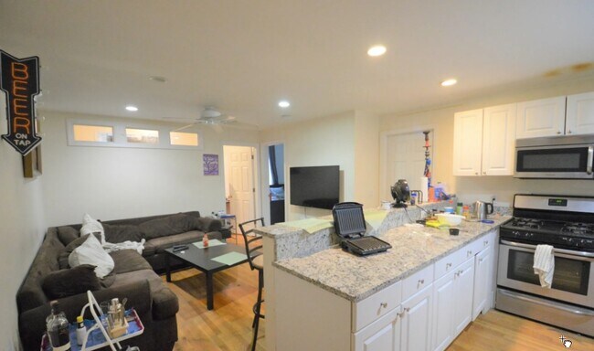 Building Photo - 60 Egmont St