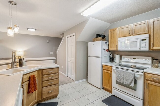 Building Photo - CHARMING HOME WITH EXCELLENT LOCATION!!  2 Bedroom, 1.5 Bathroom Townhome in West Des Moines!