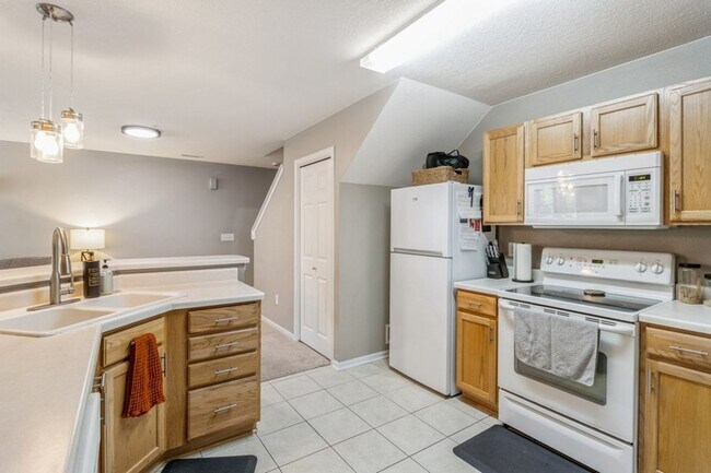 Foto del edificio - CHARMING HOME WITH EXCELLENT LOCATION!!  2 Bedroom, 1.5 Bathroom Townhome in West Des Moines!