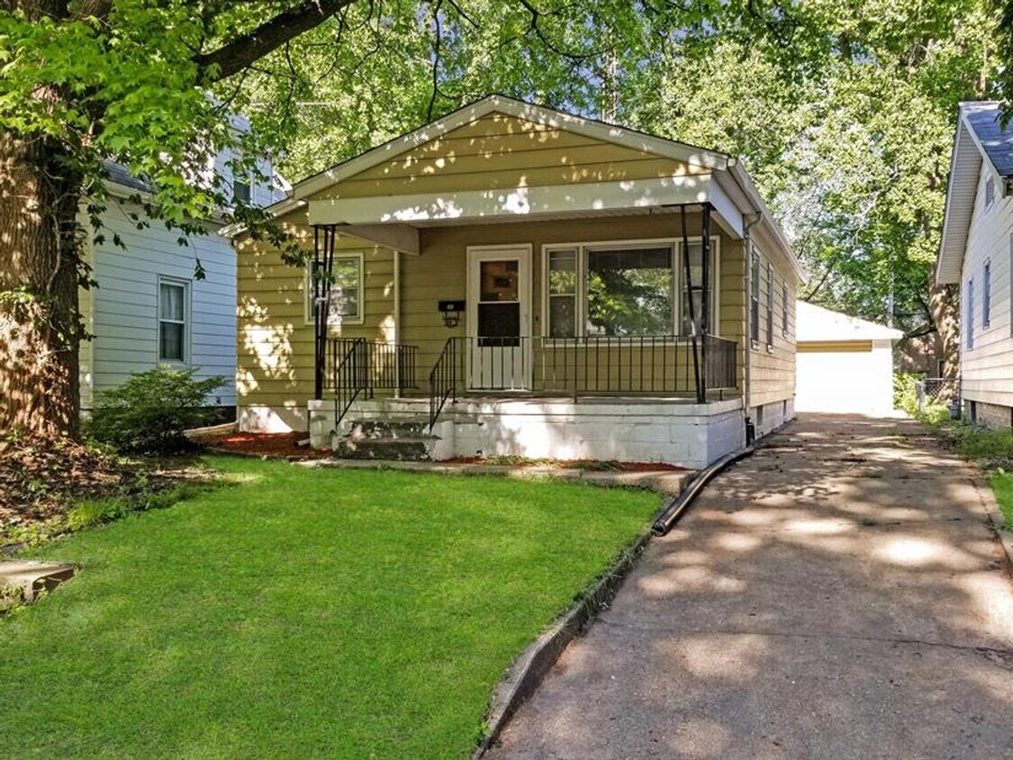 Foto principal - Home Sweet Hardwood: Charming 2 Bed/1 Bath...