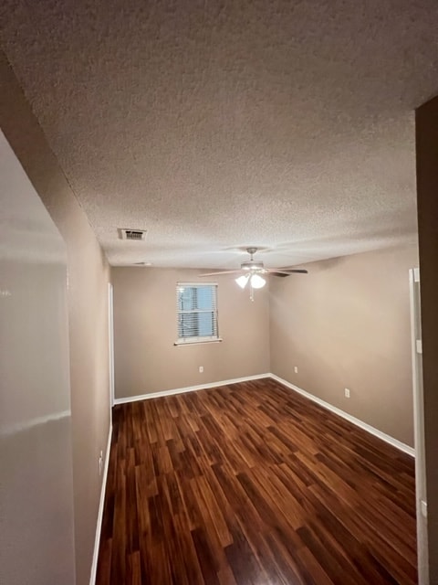 Foto del edificio - 704 Deerfield Rd